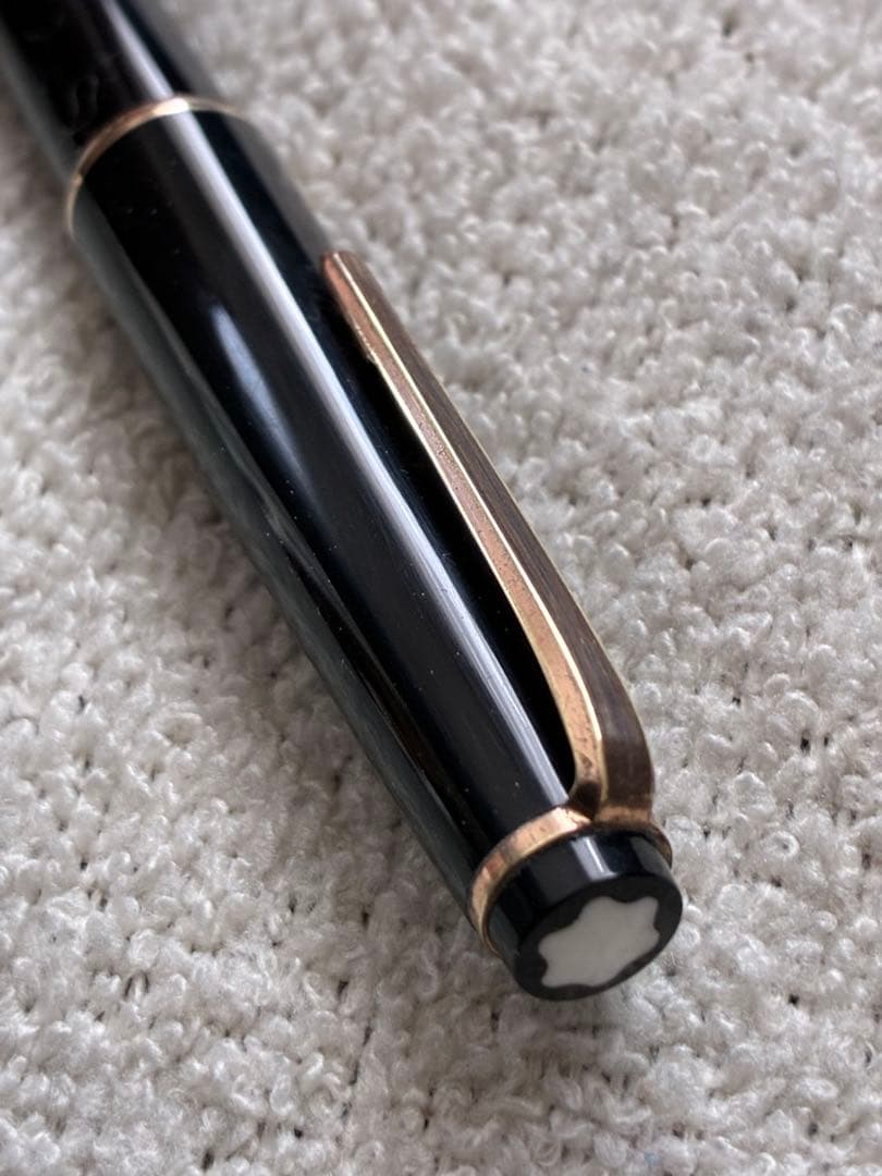 ◾️MONT BLANC モンブラン◾️NO．32 ◾️万年筆◾️黒／金色◾️