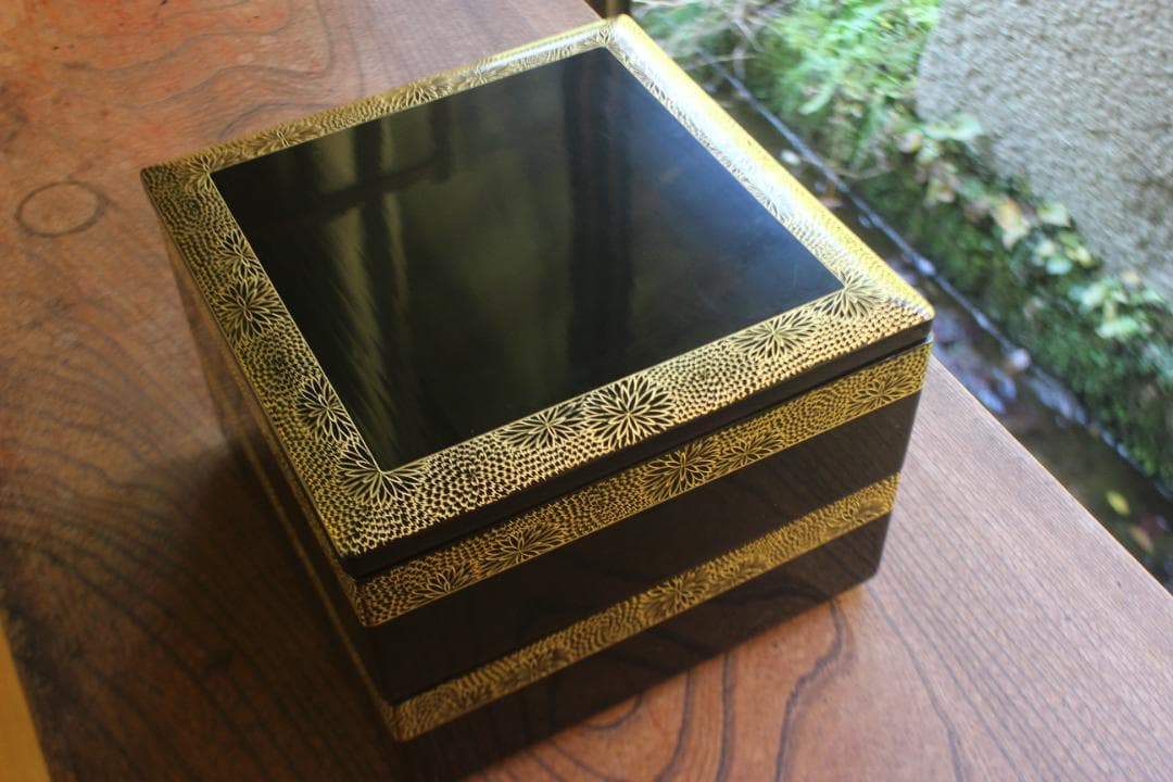 デッドストック！上質内朱黒漆に極上菊沈金の映える輪島塗二段重（検重箱お重