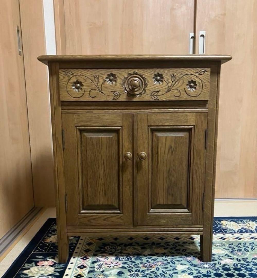 木製彫刻入りキャビネット