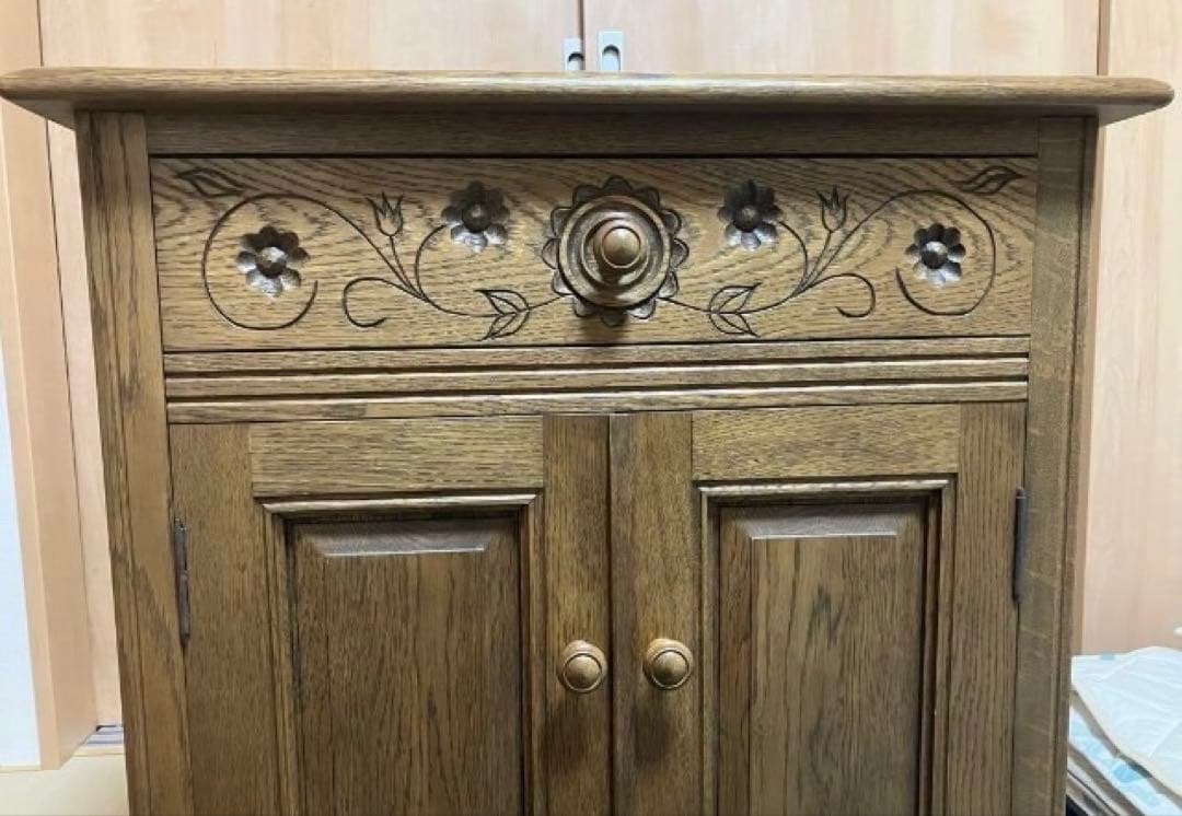 木製彫刻入りキャビネット