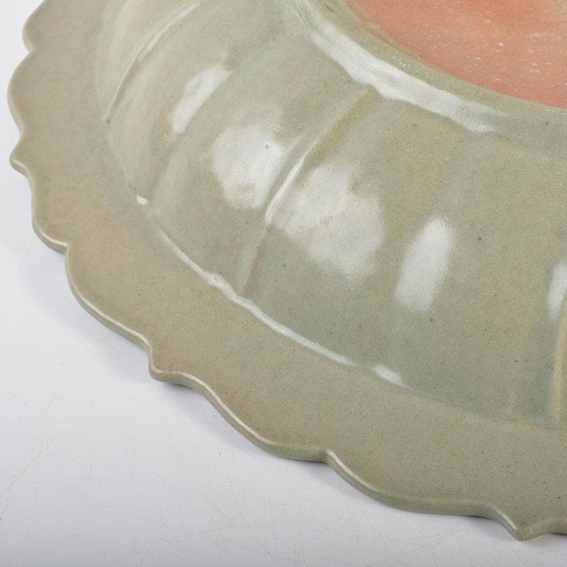 中国　龍泉窯　青磁　陽刻　花文　輪花皿　大皿　直径約38cm　V　R7105B