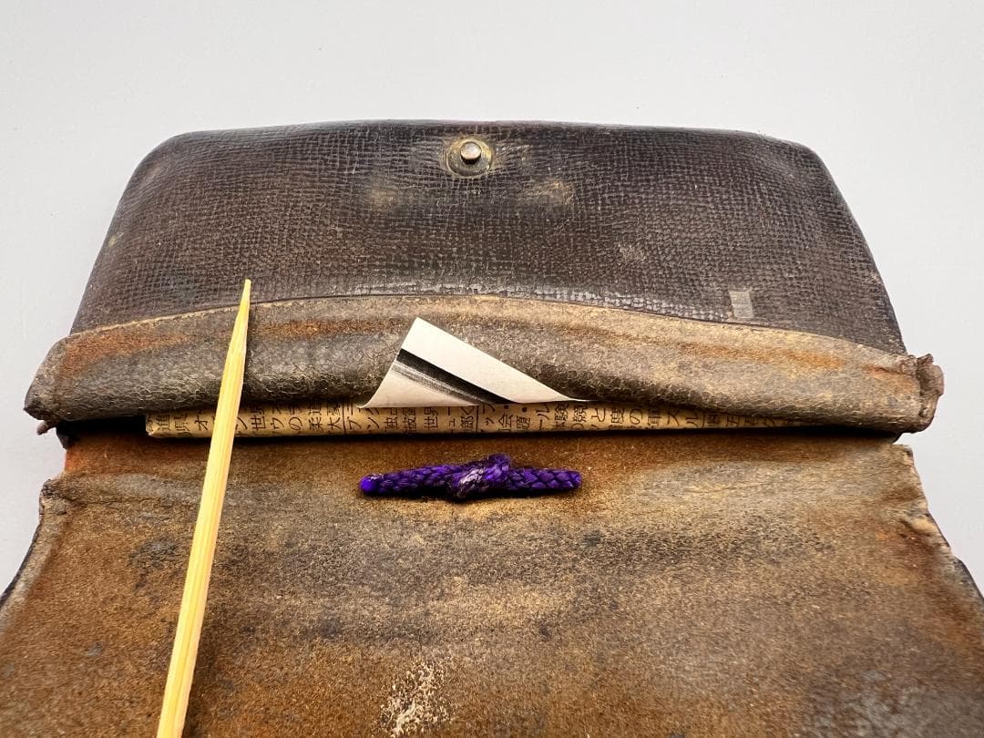 江戸明治時代　斧形前金具　銀象嵌　裏金具在銘　キセル入れ一心在銘　瑪瑙珠根〆