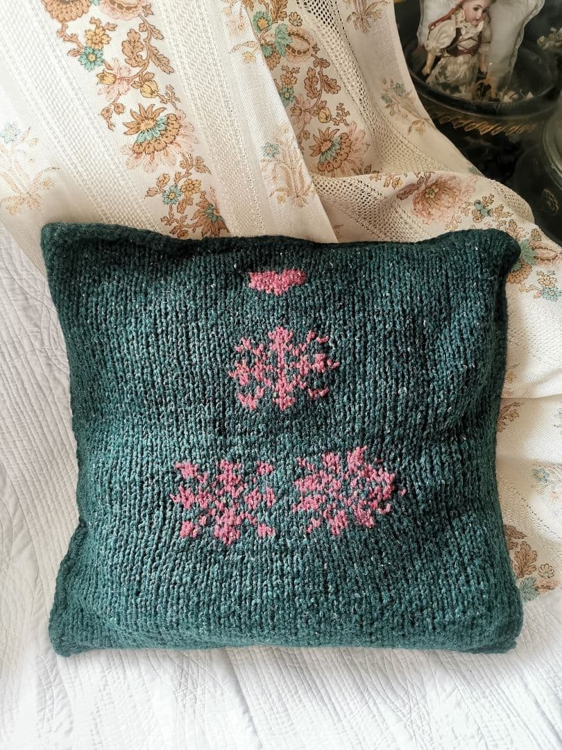 ヴィンテージドイツ メリノツィードニット棒針手編みハート＆蜂柄 中綿入クッション