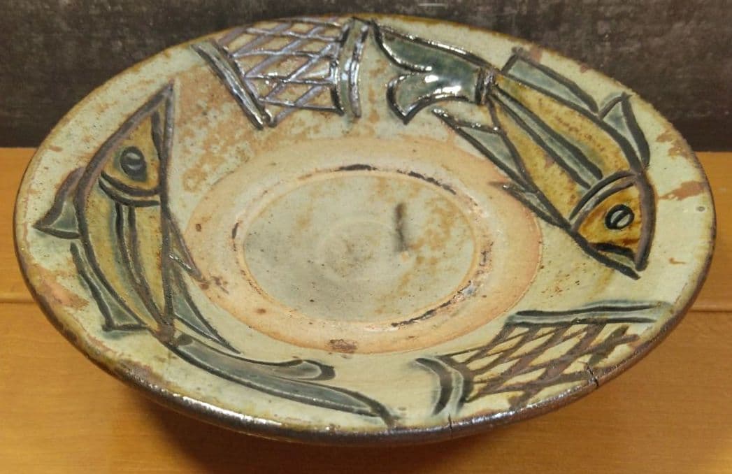 人間国宝 金城次郎 壷屋焼魚文皿 栞 共箱 美品 壺屋焼 やちむん 魚2匹井桁文