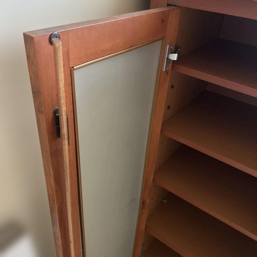 アクタスの木製キャビネット ガラス扉