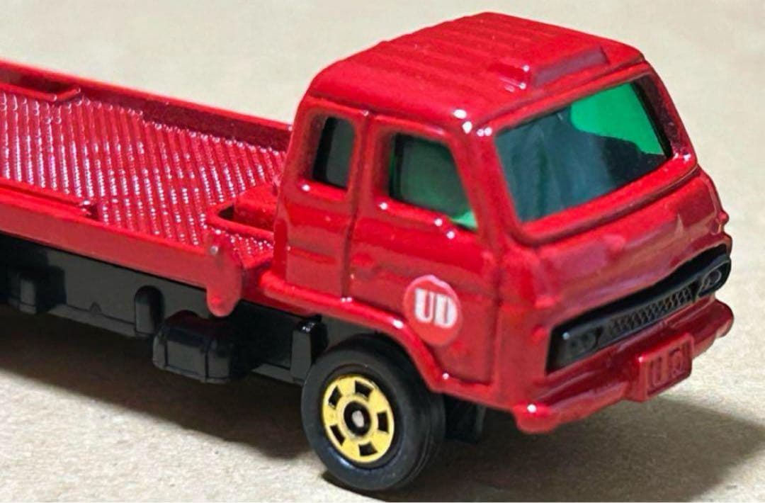 トミカ ニッサン ディーゼル コンドル ブルドーザキャリア UD 赤