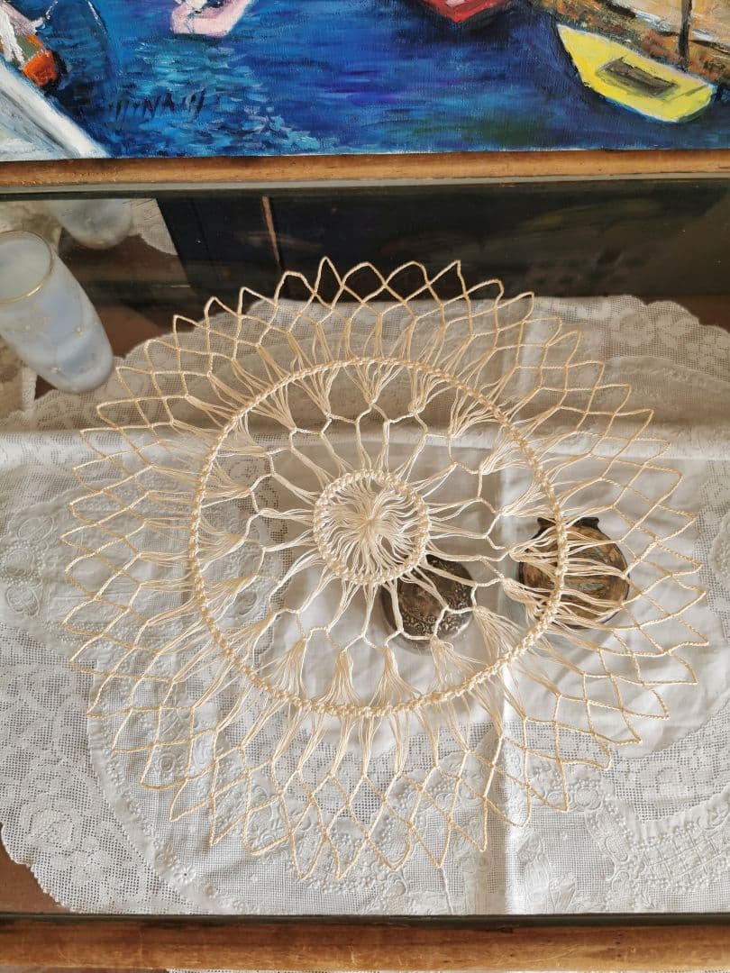 アンティークイタリア 花火風の糸線状レース ほんのり濃いバターアイボリードイリー