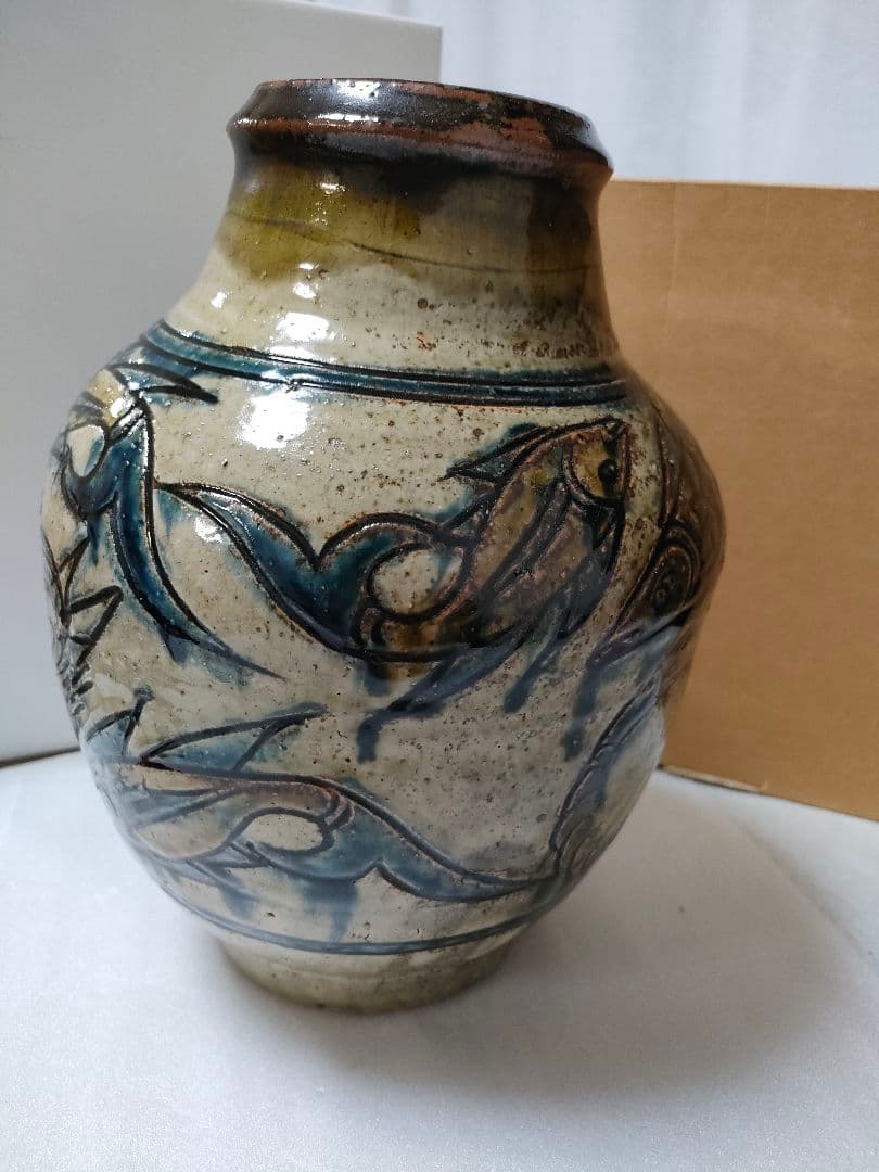 金城次郎　壺　 魚紋（5）＋海老魚紋（3）計８　希少品　高さ 28cm 人間国宝