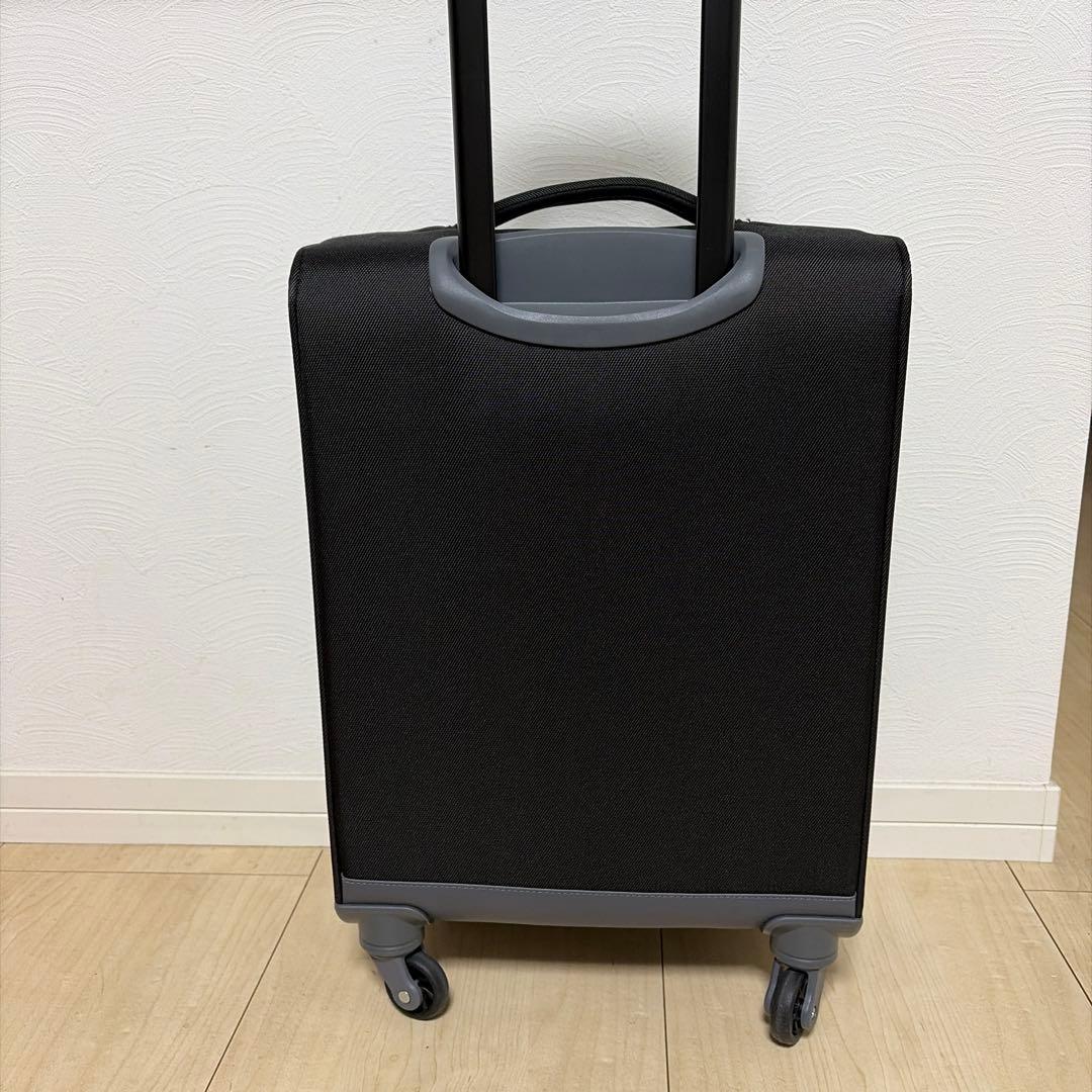 黒の中型スーツケース 4輪