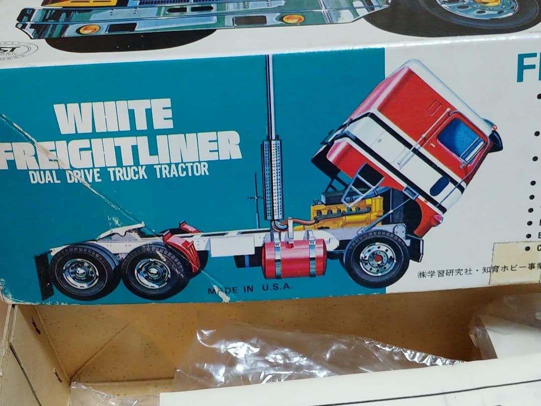 amt 1/25 ホワイト フレイトライナー