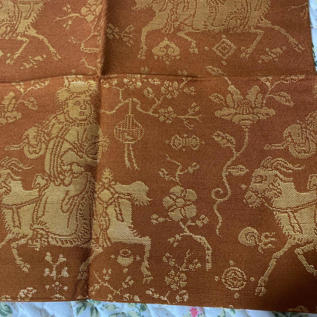 表千家　出し帛紗　騎羊人物椿梅折枝文様