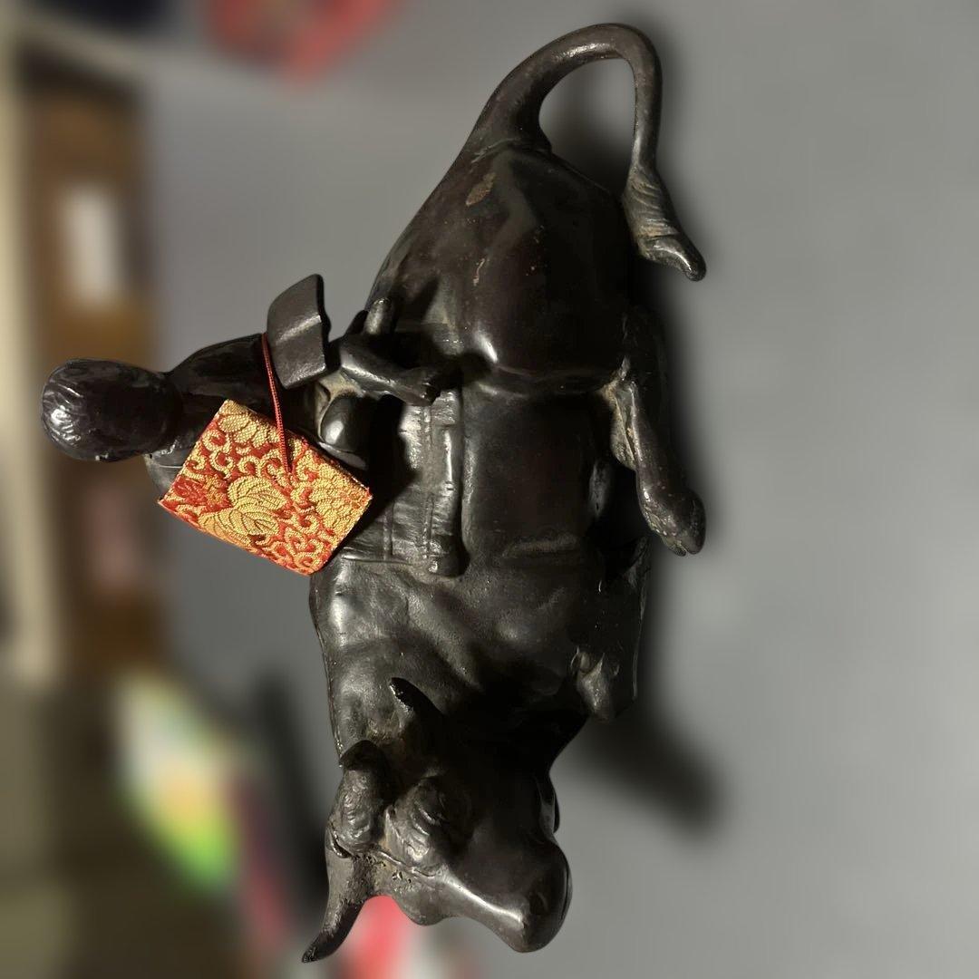 金属製 牛と子供の彫刻