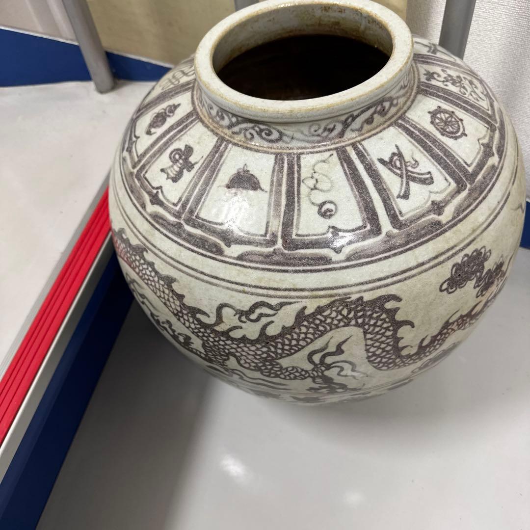 ドラゴン装飾の陶器壺