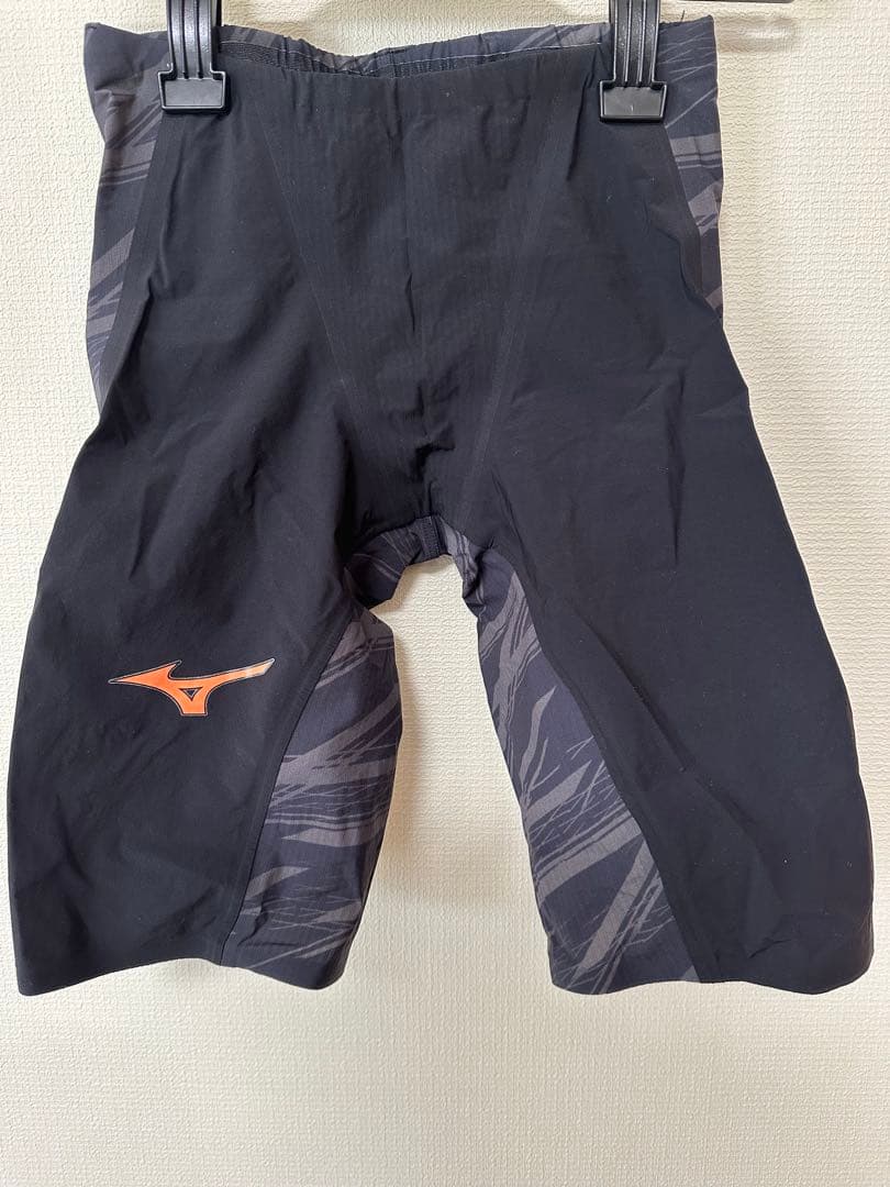 ミズノ／Mizuno 競泳水着 黒 ストライプ模様