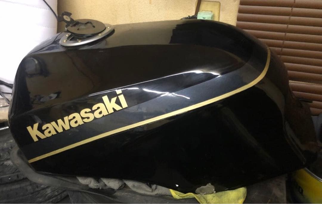 補修ベース　カワサキ　GPZ900R フューエルタンク　仏壇カラー　難有りです