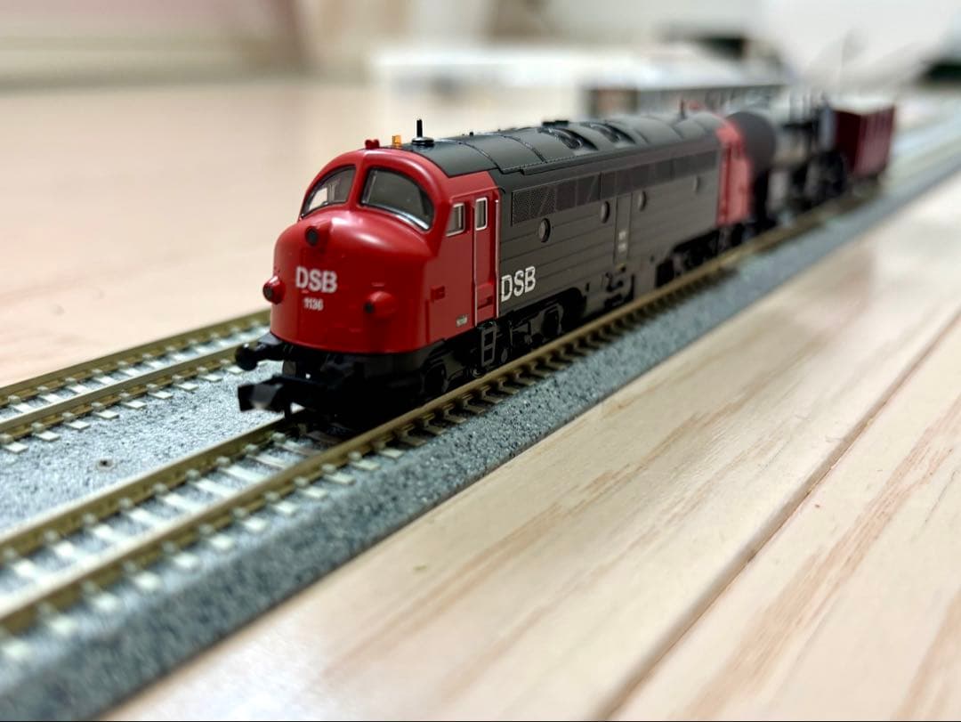 Nゲージ 北欧のミニ列車セット（DSBドッグノーズ機関車、タンク車、客車）