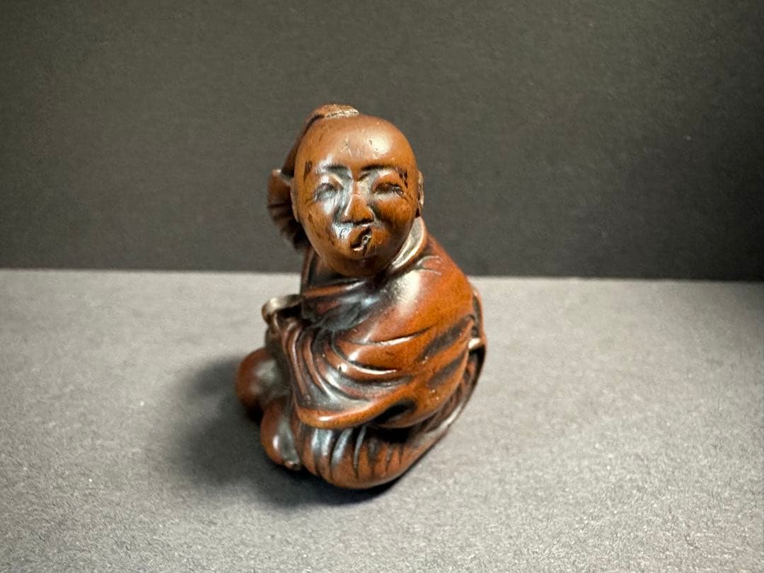 【根付(netsuke)】人物の根付　友重　木製　江戸時代