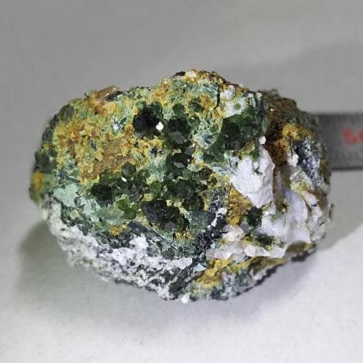 グリーンガーネット（デマントイド？）の母岩付き原石（パキスタン産）