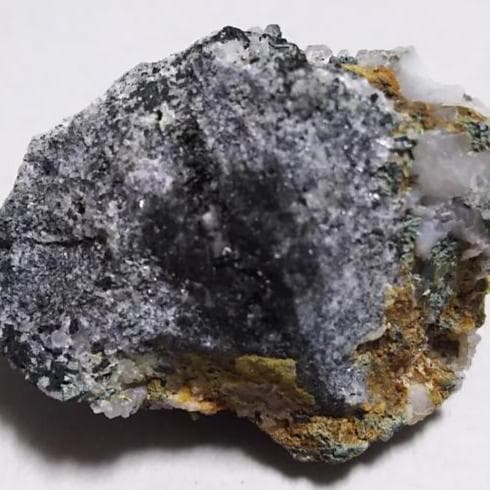 グリーンガーネット（デマントイド？）の母岩付き原石（パキスタン産）