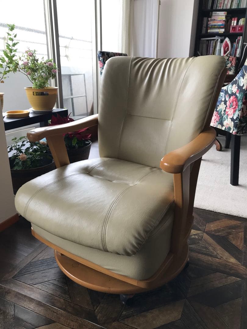  　１脚ニトリ食卓椅子レザー 回転式アームチェア
