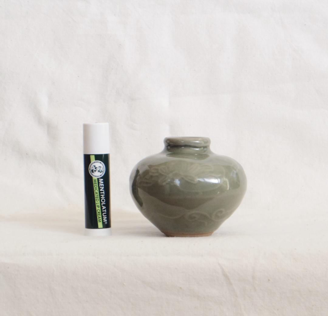 小壺　明　青磁　龍泉窯　花の陽刻　オリーブグリーン　★口に欠け、胴に擦れ