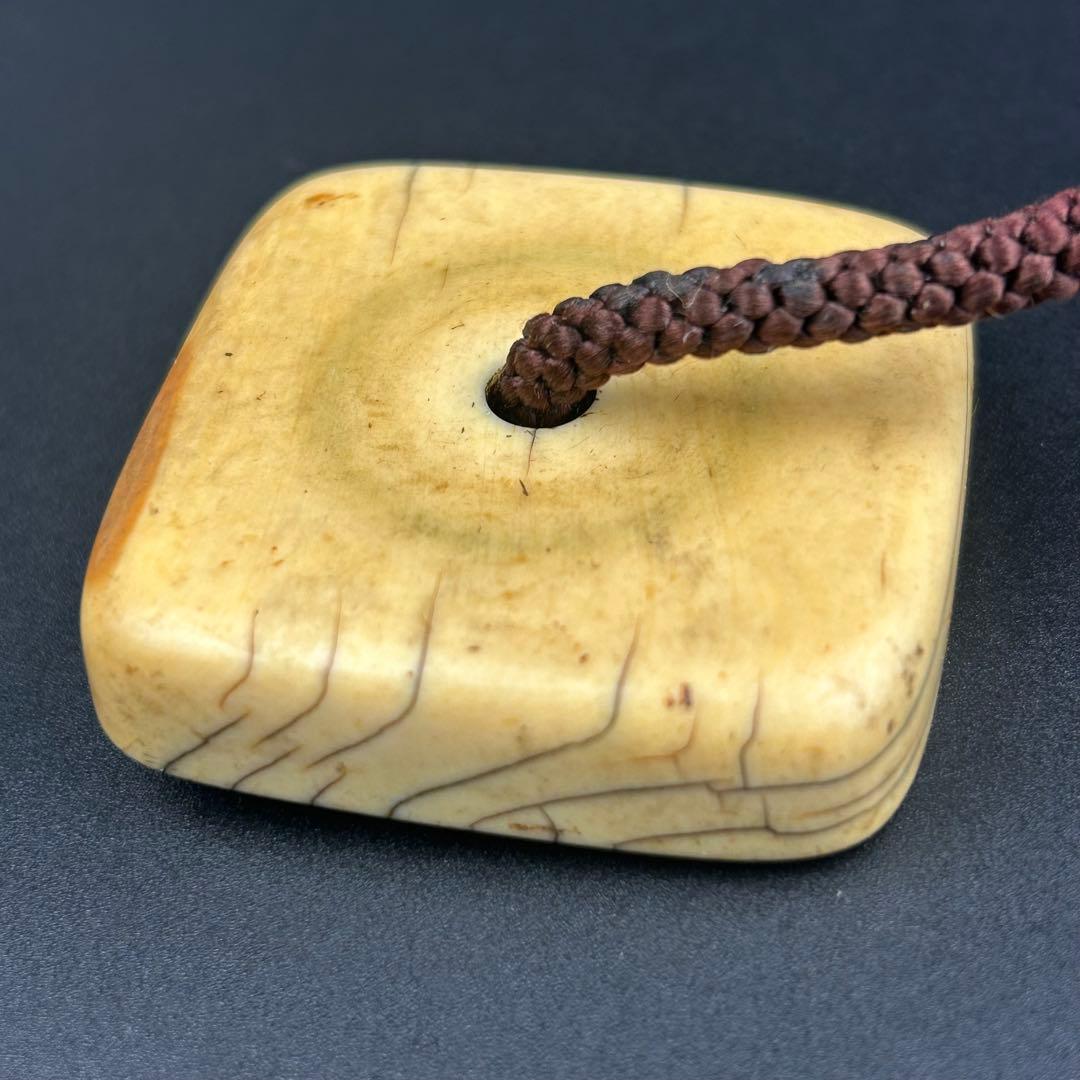 根付け　骨　四角形オブジェ 古美術　根付け茶色の紐付き　根付け　時代物