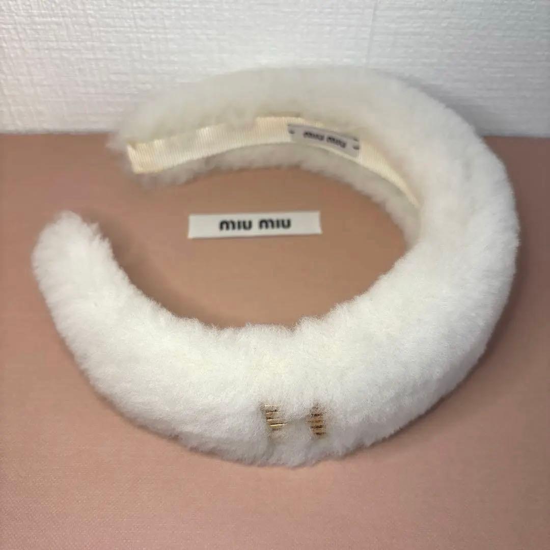 ミュウミュウ miumiu ホワイト ムートン ファー カチューシャ ヘア 白
