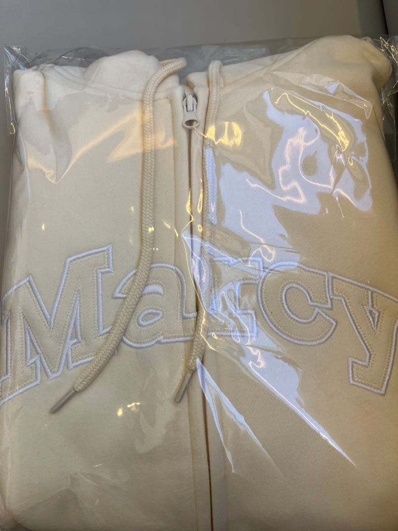 マルシィ　 刺繍アップリケ フルジップパーカー