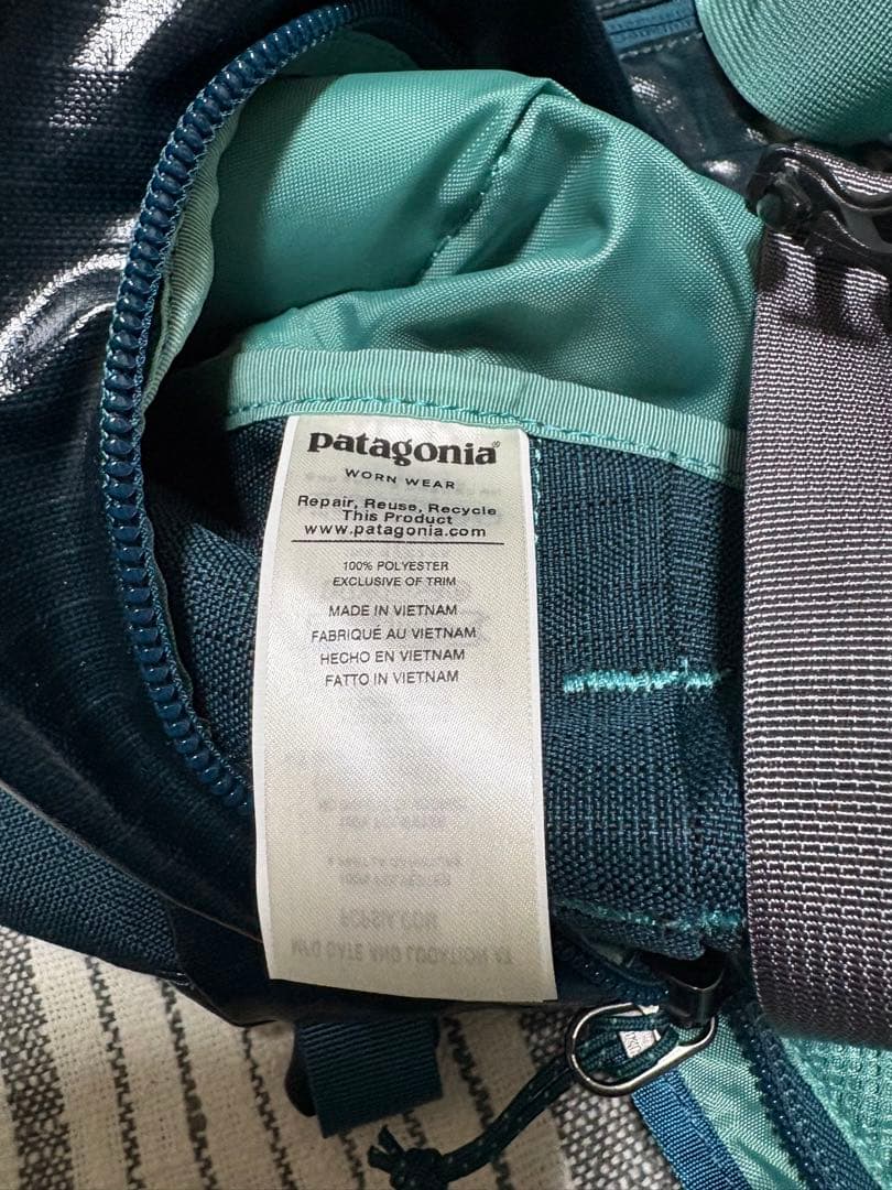 新品patagonia ボストンバッグ 大容量 ダークブルー　ブラックホール