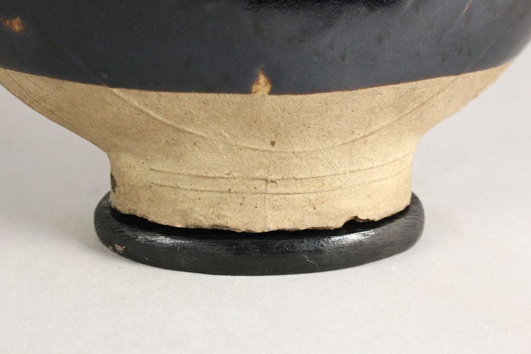 No4476 中国美術　磁州窯　黒釉葉文扁壷　木製台/木箱付　花器　送料無料