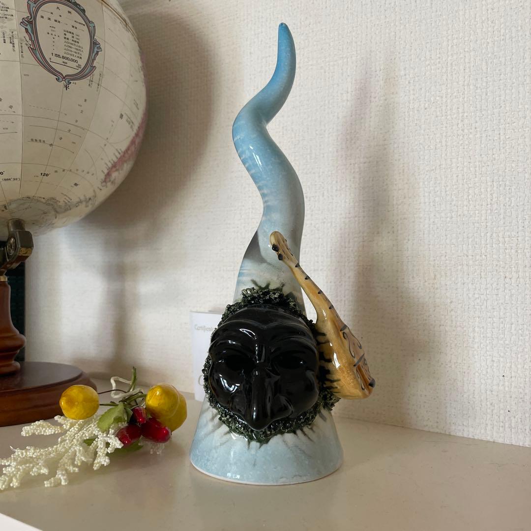 青と黒の楽器装飾陶器