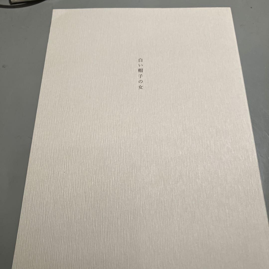 白い帽子の女　innocent grey