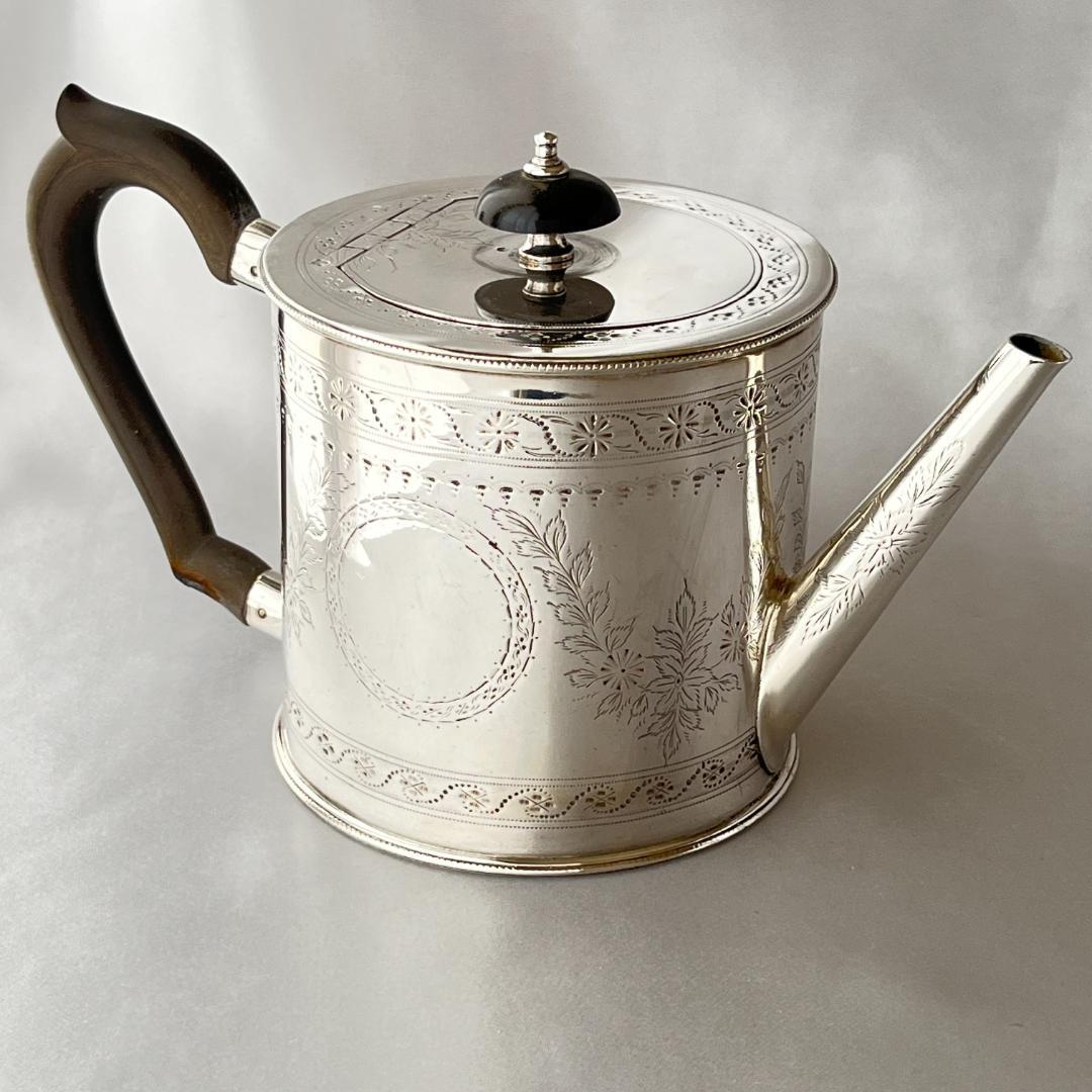 【英国】 エドワーディアン ティーポット 【シルバープレート】