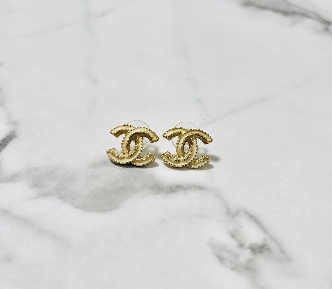 CHANEL ロゴピアス　ホワイト シャネル