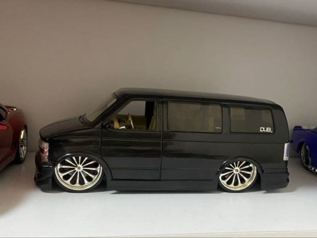 1/18 ミニカー　シボレー　アストロ　ブラック　DUB city