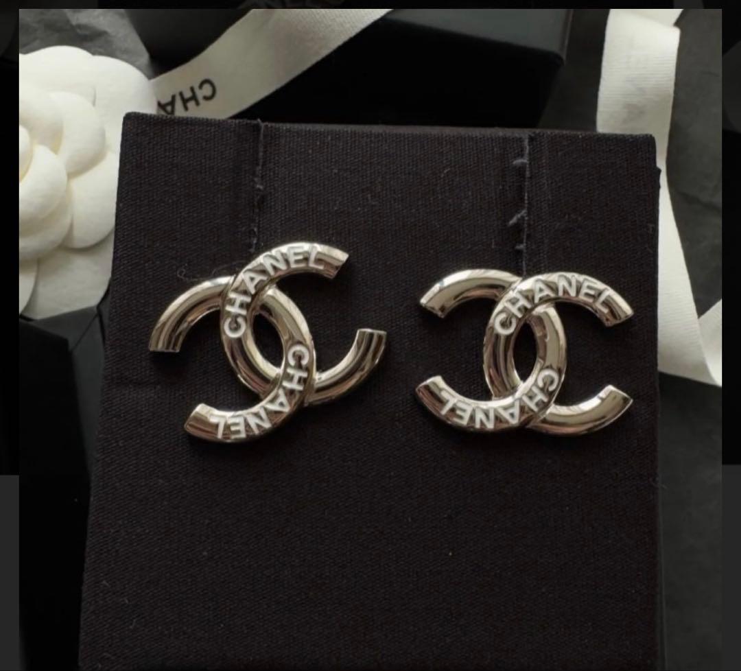 CHANEL 25C ロゴピアス