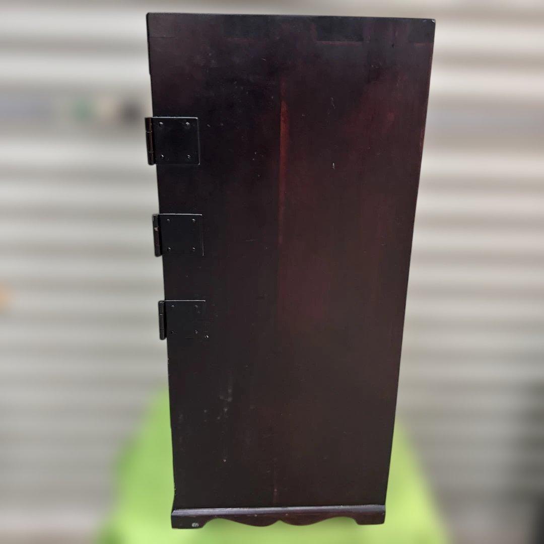 伝統的な黒い木製箪笥　アンティーク