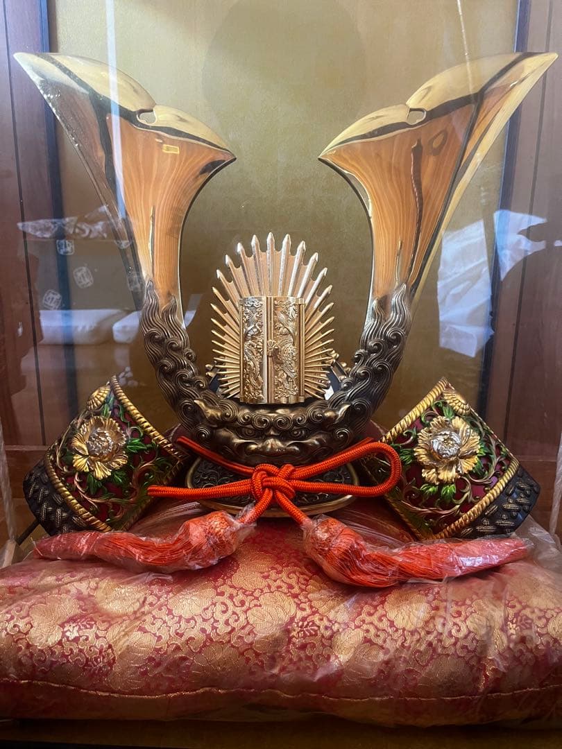 美品　伝統　日本刀2本と金色の兜の飾り