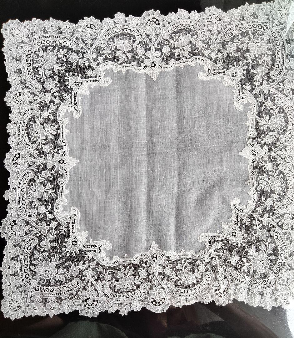 パリの骨董屋さんで購入の繊細なレ―スのハンカチ、アンティークコレクション