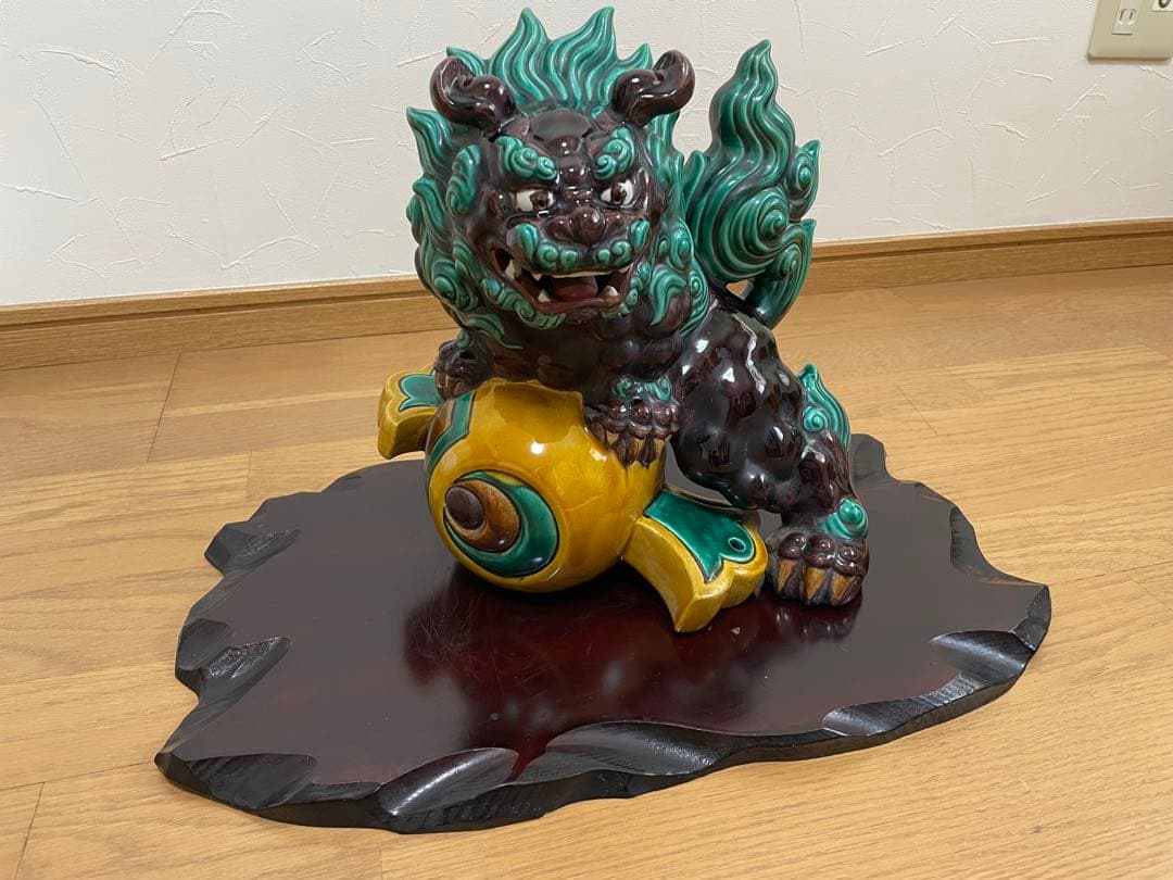 九谷焼　獅子　陶器　木製台座付き　小槌