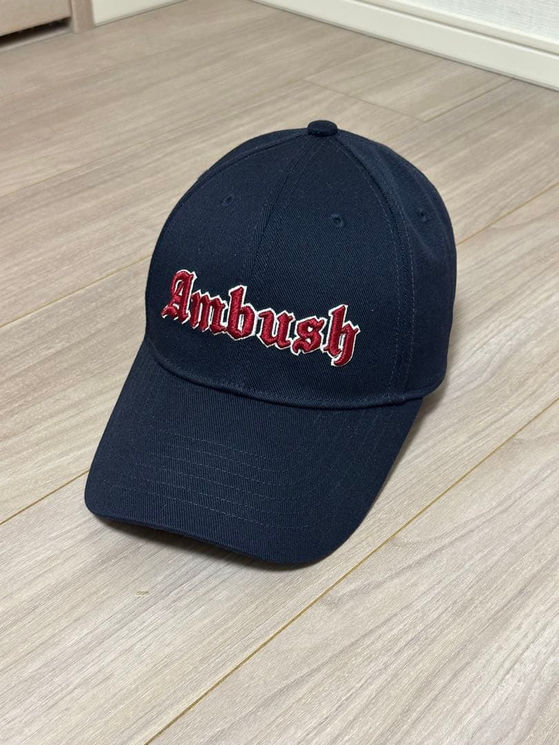 AMBUSH GOTHIC LOGO CAP ベースボールキャップ ネイビー