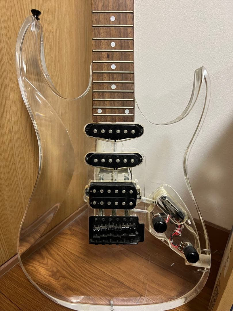 エレキギター 透明 アクリルボディ