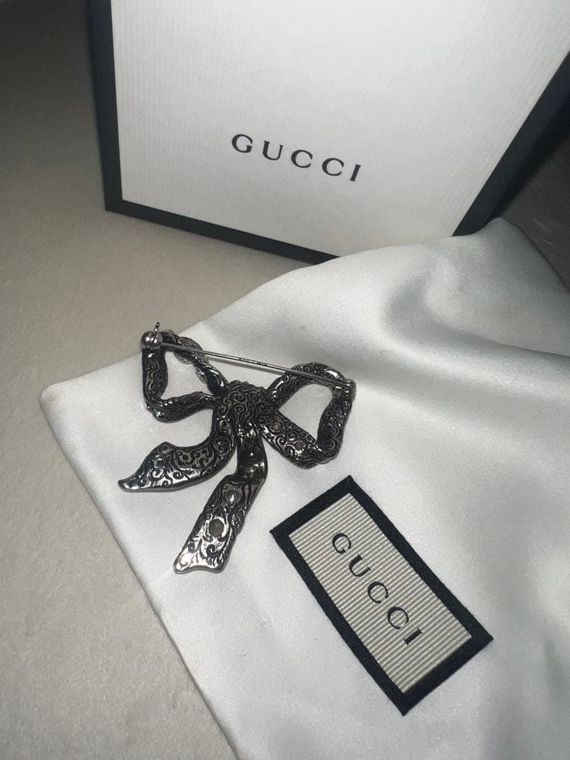 GUCCI リボンブローチ クリスタル付き
