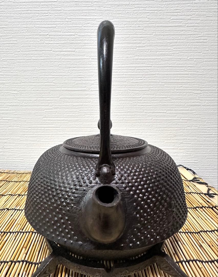 未使用、付属品付　岩手県奥州 佐秋鋳造所佐藤守巨造 真作保証　南部鉄瓶 南部鉄器