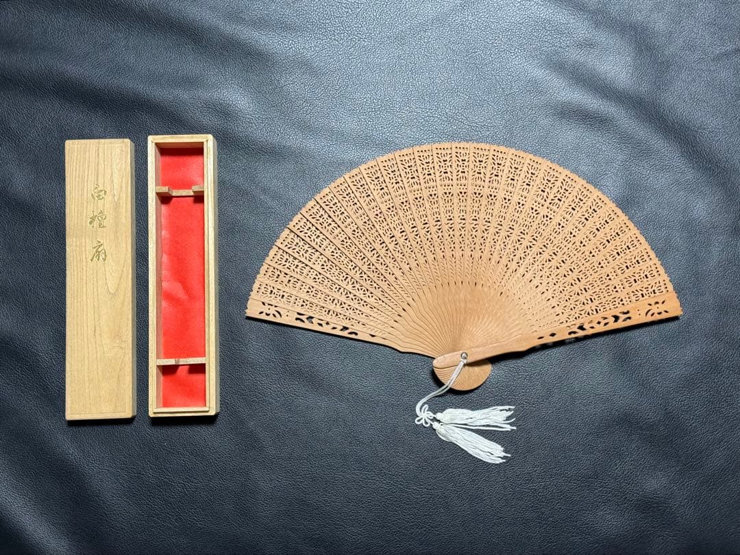 扇子　20.6cm 白檀　透かし彫り　繊細　細工　工芸　着物　和装