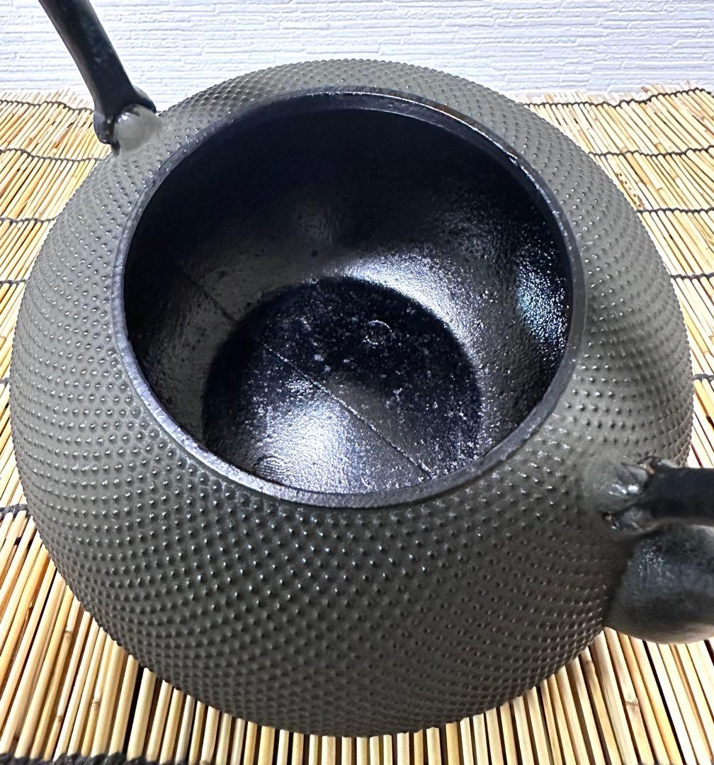 未使用、付属品付 南部盛栄堂販売 南部秀山 佐藤 勝弘作 １５型アラレ 鉄瓶