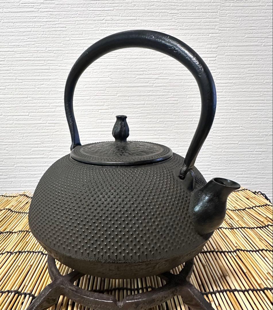 未使用、付属品付 南部盛栄堂販売 南部秀山 佐藤 勝弘作 １５型アラレ 鉄瓶