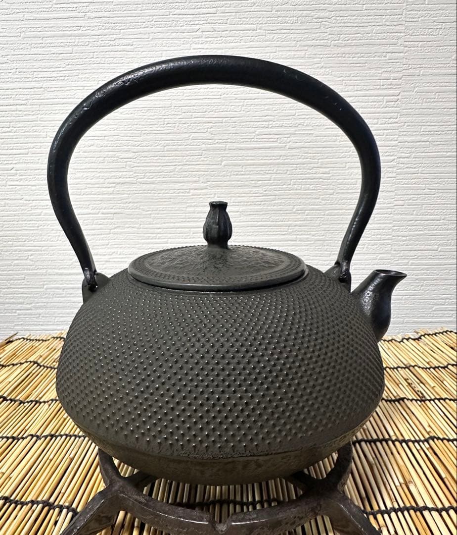 未使用、付属品付 南部盛栄堂販売 南部秀山 佐藤 勝弘作 １５型アラレ 鉄瓶