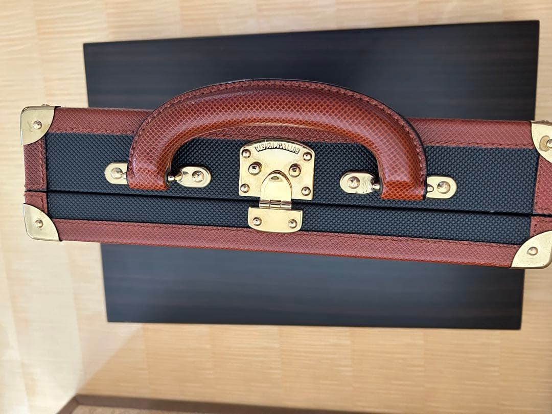 BOTTEGA VENETAの黒と茶色の小型アタッシュケースケース