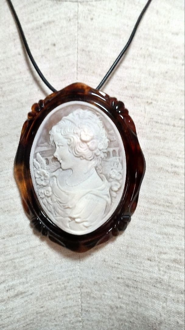 値下　￥26000→19000ベストサイズ　鼈甲枠カメオ　ブローチ　ペンダント
